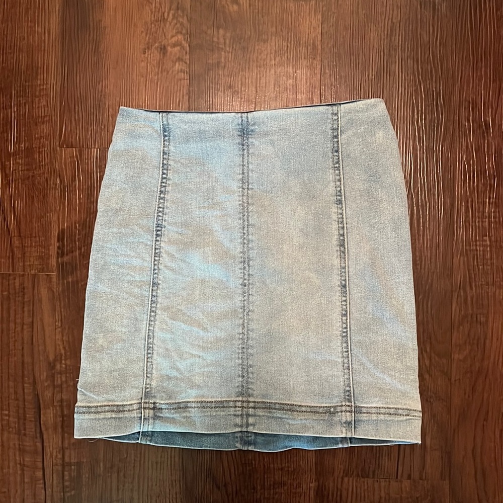 Blue jean skirt, zipper on back.